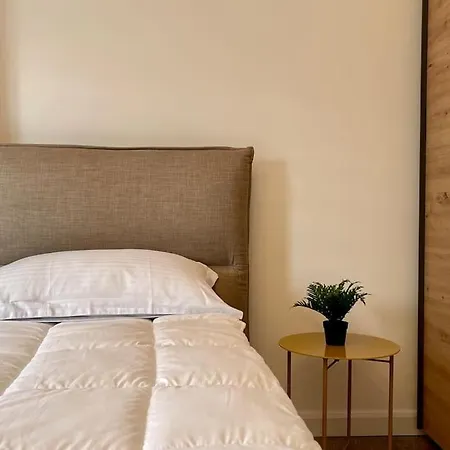 53° Bs Skanderbeg Center Comfort * ティラナ