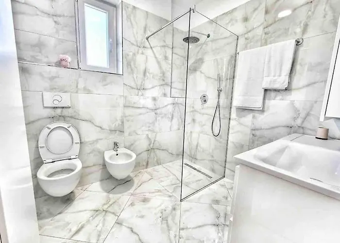 53° Bs Skanderbeg Center Comfort * ティラナ